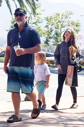 Malibu, CA - Hollywood A-lister Mel Gibson and girlfriend Rosalind Ross take their young son for frozen yogurt in Malibu.  Pictured: Mel Gibson, Rosalind Ross, Lars Gerard GibsonBACKGRID USA 25 JUNE 2022 BYLINE MUST READ: RC / BACKGRIDUSA: +1 310 798 9111 / usasales@backgrid.comUK: +44 208 344 2007 / uksales@backgrid.com*UK- customers - Images containing children Please pixelate faces before publishing*