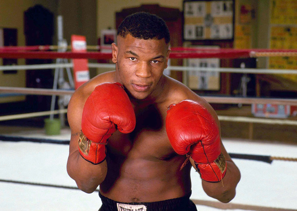 迈克·泰森 (Mike Tyson) 泰森·迈克 (Mike Tyson) 1986 年重量级拳击手迈克·泰森 (Mike Tyson) 拳击手摆出姿势，美国