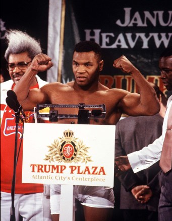 Mike Tyson en el pesaje previo a Larry Holmes Promotor de boxeo Don King al fondo Las Vegas 22/1/88 Estados Unidos Las Vegas Tyson v Holmes Deporte
