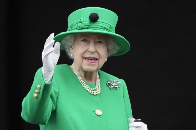 Queen Elizabeth Wears A Gorgeous Green Ensemble For Platinum Jubilee