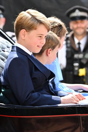 Cambridge Prensi George The Color'da Birlik Yapıyor - Kraliçe'nin Doğum Günü Geçit Töreni, Londra, Birleşik Krallık - 02 Haziran 2022 Kraliçe, resmi doğum günü münasebetiyle düzenlenen kutlamaya katılır ve bu sırada Beyaz Saray'da yürüyen Hanehalkı Tümeni birliklerini teftiş eder ve bir uçuşu izlemeden önce- Buckingham Sarayı'ndaki balkondan geçmiş.  Bu yılki etkinlik aynı zamanda Kraliçe'nin Platin Jübile'sini işaret ediyor ve dönüm noktasını kutlamak için uzatılmış bir banka tatilini başlatıyor.