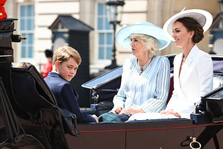 Cambridge Prensi George, Camilla, Cornwall Düşesi ve Catherine, Cambridge Düşesi The Color Trooping The Color - Kraliçe'nin Doğum Günü Geçit Töreni, Londra, Birleşik Krallık - 02 Haziran 2022 Kraliçe, resmi doğum günü münasebetiyle, Hane Halkından askerleri teftiş ettiği kutlamaya katılır Buckingham Sarayı'ndaki balkondan bir uçuş izlemeden önce Whitehall'da yürürken Bölüm.  Bu yılki etkinlik aynı zamanda Kraliçe'nin Platin Jübile'sini işaret ediyor ve dönüm noktasını kutlamak için uzatılmış bir banka tatilini başlatıyor.