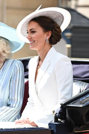 Cambridge Düşesi Catherine, The Color Trooping The Color - The Queen's Birthday Parade, Londra, Birleşik Krallık - 02 Haziran 2022 Kraliçe, bir sinek izlemeden önce Whitehall'da yürüyen Hanehalkı Tümeni birliklerini teftiş ettiği resmi doğum günü münasebetiyle kutlamaya katılır - Buckingham Sarayı'ndaki balkondan geçmiş.  Bu yılki etkinlik aynı zamanda Kraliçe'nin Platin Jübile'sini işaret ediyor ve dönüm noktasını kutlamak için uzatılmış bir banka tatilini başlatıyor.