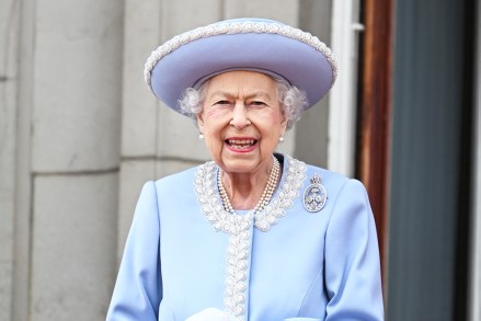 Ratu Elizabeth II Trooping The Color - Parade Ulang Tahun Ratu, London, Inggris - 02 Jun 2022 Sang Ratu, menghadiri perayaan yang menandai ulang tahun resminya, di mana ia memeriksa pasukan dari Divisi Rumah Tangga saat mereka berbaris di Whitehall, sebelum menonton fly-past dari balkon di Istana Buckingham.  Acara tahun ini juga menandai The Queen's Platinum Jubilee dan memulai hari libur bank yang diperpanjang untuk merayakan tonggak sejarah tersebut.