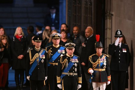 El rey Carlos III de Gran Bretaña, la princesa Ana de Gran Bretaña, el príncipe Andrés y el príncipe Eduardo de Gran Bretaña asisten a una vigilia por la reina Isabel II, mientras ella yace en estado en el catafalco en Westminster Hall, en el Palacio de Westminster, London Royals, Londres, Reino Unido - 16 septiembre 2022