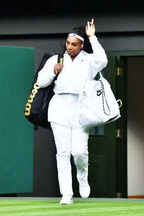Serena Williams berjalan ke Centre Court menjelang pertandingan putaran pertama Kejuaraan Tenis Wimbledon, Hari 2, The All England Lawn Tennis and Croquet Club, London, Inggris - 28 Jun 2022