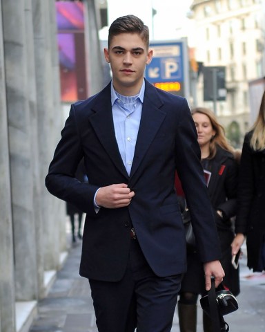 Hero Fiennes-Tiffin on the way from his downtown hotel, to the Salvatore Ferragamo showroom.
Hero Fiennes-Tiffin out and about in Milan, Italy - 25 Nov 2019