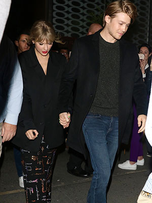 Taylor Swift, Boyfriend Joe Alwyn Holds Hands in NYC: Photo