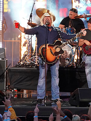 Toby Keith tributes: Country music world grieves singer after he died  'surrounded by family