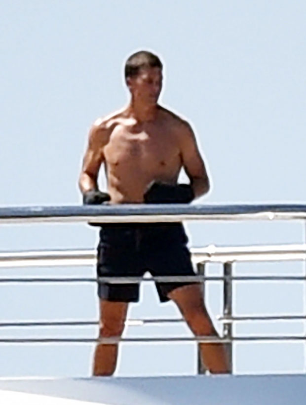 Tom Brady Boxes Shirtless On A Yacht In Italy Photo Hollywood Life 1747