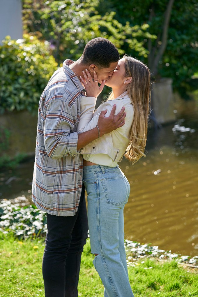 Rachel Recchia & Aven Jones Kissing