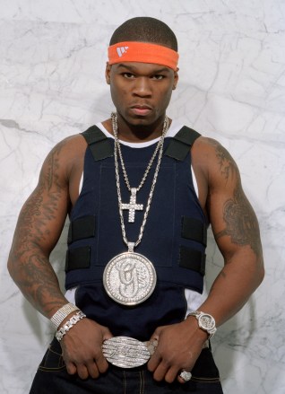 Gerakan 50 CENT Rapper 50 Cent di New York,.  Rekor debutnya "Menjadi kaya atau mati saat mencobanya'" terjual rekor 872.000 eksemplar hanya dalam empat hari WKD 50 CENT, NEW YORK, AS