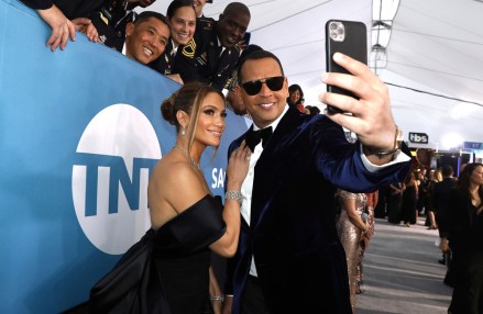 Jennifer Lopez, solda ve Alex Rodriguez, Los Angeles'taki Shrine Auditorium & Expo Hall'da 26. yıllık Screen Actors Guild Awards'a vardıklarında bir selfie çekiyorlar.  Lopez ve Rodriguez yaptıkları açıklamada, ayrılık raporlarının yanlış olduğunu ve işleri yoluna koyduklarını söyledi.  Bir gün önce, anonim kaynaklara dayanan birden fazla rapor, çiftin iki yıllık nişanlarını iptal ettiğini söyledi İnsanlar Jennifer Lopez Alex Rodriguez, Los Angeles, Amerika Birleşik Devletleri - 19 Ocak 2020