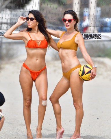Malibu, CA  - *EXCLUSIVE* Alessandra Ambrosio poses for pictures with a friend while playing beach volleyball in Malibu.Pictured: Alessandra AmbrosioBACKGRID USA 31 JULY 2022 USA: +1 310 798 9111 / usasales@backgrid.comUK: +44 208 344 2007 / uksales@backgrid.com*UK Clients - Pictures Containing ChildrenPlease Pixelate Face Prior To Publication*