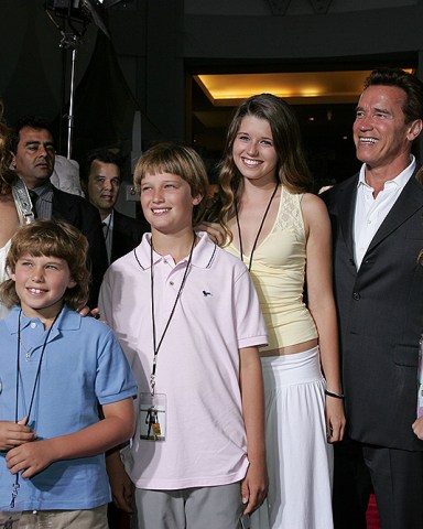 Maria Shriver, Arnold Schwarzenegger and children
'THE LONGEST YARD' FILM PREMIERE, LOS ANGELES, AMERICA - 19 MAY 2005
May 19, 2005 - Hollywood, CA.
Maria Shriver, Arnold Schwarzenegger and children.
Paramount Pictures presents the World Premiere of THE LONGEST YARD at Graumanis Chinese Theatre.
Photo by: Eric Charbonneau®Berliner Studio/BEImages