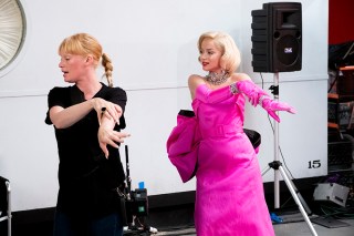 Blonde. L to R: Choreographer Denna Thomsen and Ana de Armas as Marilyn Monroe. Cr. Matt Kennedy / Netflix © 2022