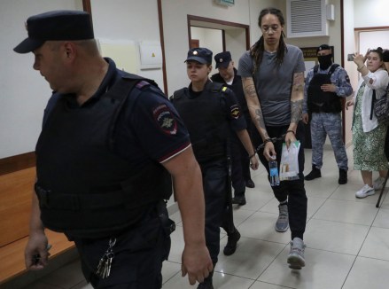 Brittney Griner (C), double médaillée d'or olympique et joueuse de la WNBA, est escortée dans une salle d'audience pour une audience, au tribunal de la ville de Khimki, à l'extérieur de Moscou, en Russie, le 04 août 2022. Le tribunal de la ville de Khimki aurait prolongé la détention de Greiner pour la durée de son procès pour trafic de drogue qui a débuté le 1er juillet.  Griner, joueuse championne du monde de l'équipe Phoenix Mercury de la WNBA, a été arrêtée en février à l'aéroport Sheremetyevo de Moscou après que de l'huile de hasch ait été détectée et trouvée dans ses bagages, pour laquelle elle risque désormais une peine de prison pouvant aller jusqu'à dix ans.  Audience de Brittney Griner au tribunal municipal de Khimki à l'extérieur de Moscou, Fédération de Russie - 04 août 2022