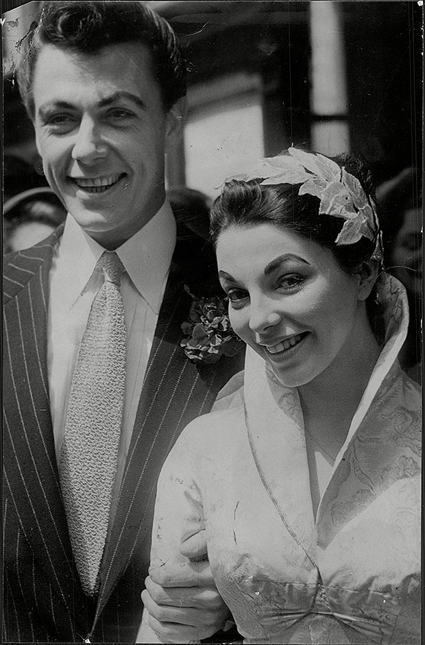 Percy Gibson Marido De Joan Collins Tudo Sobre O Romance Deles Al M   Dame Joan Collins Husbands Maxwell Ss Embed 