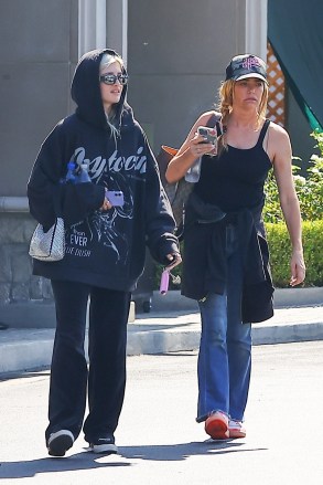 Calabasas, CA  - *EXCLUSIVE*  - Denise Richards and daughter Sami Sheen spend some quality time together in Calabasas while grabbing a bite to eat.Pictured: Sami Sheen, Denise RichardsBACKGRID USA 30 SEPTEMBER 2022 USA: +1 310 798 9111 / usasales@backgrid.comUK: +44 208 344 2007 / uksales@backgrid.com*UK Clients - Pictures Containing ChildrenPlease Pixelate Face Prior To Publication*