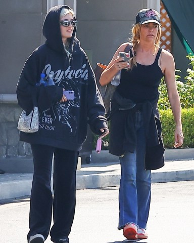 Calabasas, CA  - *EXCLUSIVE*  - Denise Richards and daughter Sami Sheen spend some quality time together in Calabasas while grabbing a bite to eat.Pictured: Sami Sheen, Denise RichardsBACKGRID USA 30 SEPTEMBER 2022 USA: +1 310 798 9111 / usasales@backgrid.comUK: +44 208 344 2007 / uksales@backgrid.com*UK Clients - Pictures Containing ChildrenPlease Pixelate Face Prior To Publication*