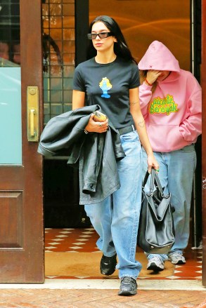 Dua Lipa leaves the Greenwich Hotel in New York Pictured: Dua Lipa Ref: SPL5490241 011022 NON EXCLUSIVE Photo By: Christopher Peterson / SplashNews.com Splash News and Pictures USA: +1 310-525-5808 London: +44 (0) 20 8126 1009 Berlin: +49 175 3764 166 photodesk@splashnews.com Global Rights