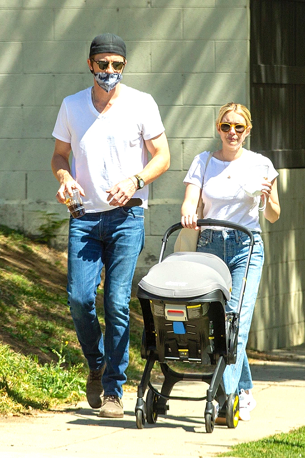Garrett Hedlund, Emma Roberts ile Son Rhodes'un Nadir Bir Fotoğrafını Paylaştı – Hollywood Life