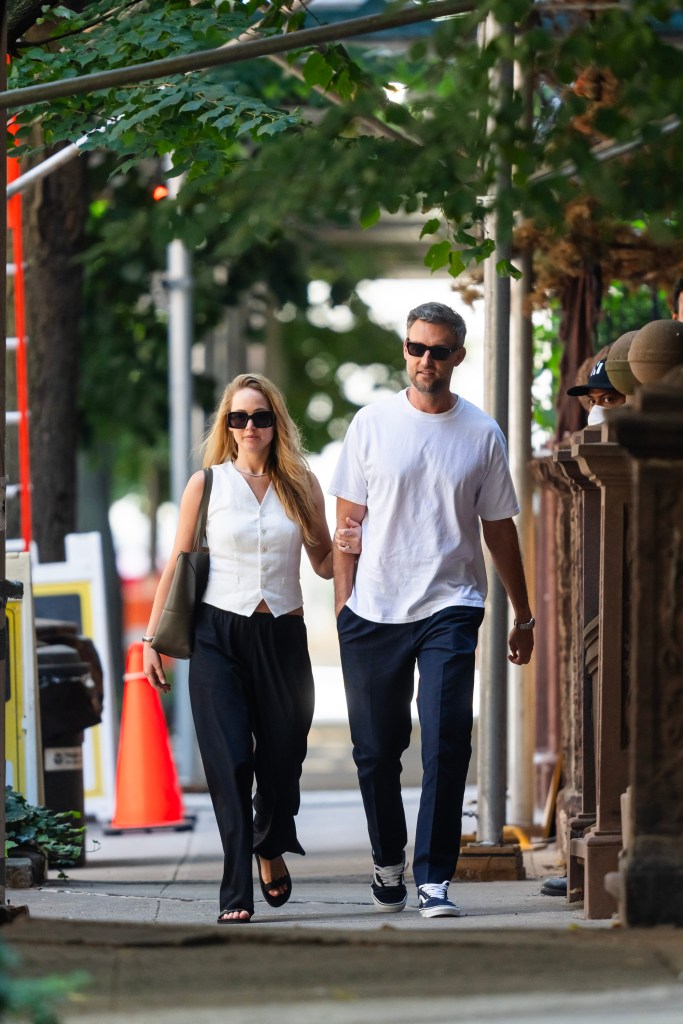 NUEVA YORK, NUEVA YORK - 22 DE AGOSTO: Jennifer Lawrence (L) y Cooke Maroney son vistos en el Upper West Side el 22 de agosto de 2023 en la ciudad de Nueva York. (Foto de Gotham/GC Images)