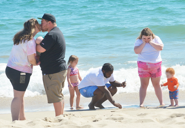 Honey Boo Boo With Boyfriend & Family At Beach: Photos – Hollywood Life