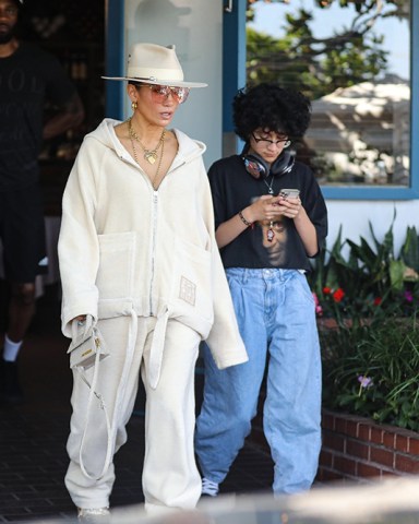Los Angeles, CA  - *EXCLUSIVE*  - Jennifer Lopez and daughter Emme have early lunch at Mauro's café in Los Angeles.Pictured: Jennifer Lopez, Emme BACKGRID USA 11 JULY 2023 USA: +1 310 798 9111 / usasales@backgrid.comUK: +44 208 344 2007 / uksales@backgrid.com*UK Clients - Pictures Containing ChildrenPlease Pixelate Face Prior To Publication*