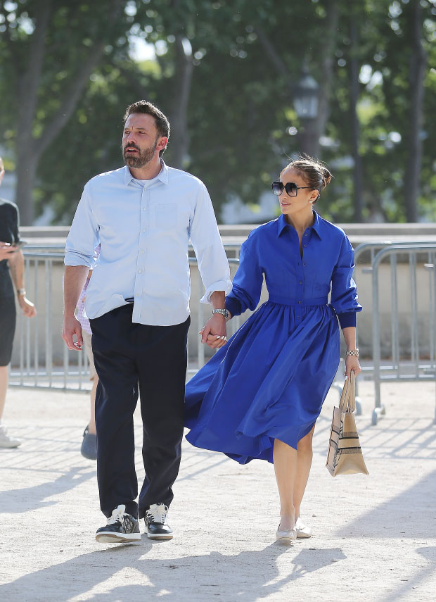 Jennifer Lopez & Ben Affleck Hold Hands As They Visit The Louvre With