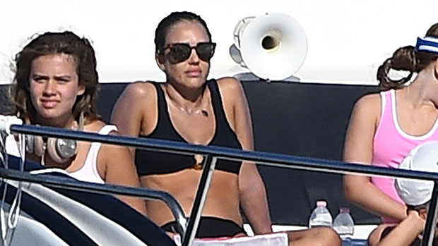 Jessica Alba se pone un bikini negro mientras está de vacaciones en un yate con los niños Honor, 14, Haven, 10 y Hayes, 4