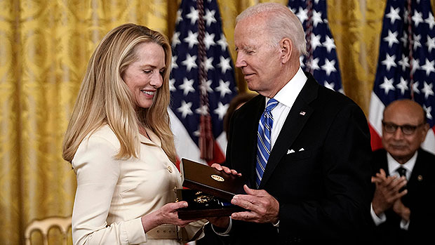 Steve Jobs’ Wife Laurene Powell Jobs Accepts Medal Of Freedom On His Behalf: Photos