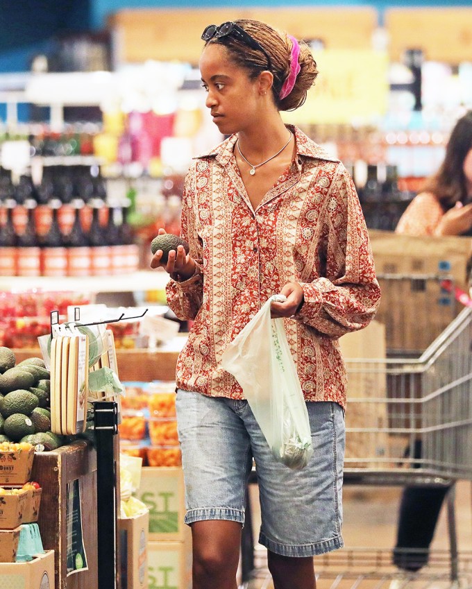 Malia Obama grocery shopping