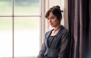 DAKOTA JOHNSON as ANNE ELLIOT in PERSUASION. Photo Credit: Nick Wall/Netflix © 2021