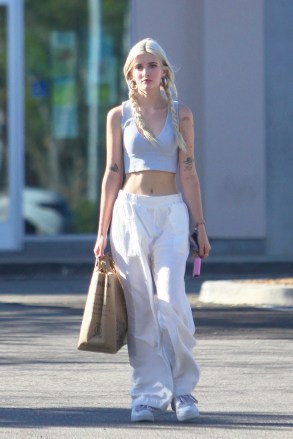 Calabasas, CA  - *EXCLUSIVE*  - Charlie Sheen's daughter Sami Sheen shows off her toned abs and tattoos while grocery shopping in Calabasas.Pictured: Sami SheenBACKGRID USA 19 JULY 2022 USA: +1 310 798 9111 / usasales@backgrid.comUK: +44 208 344 2007 / uksales@backgrid.com*UK Clients - Pictures Containing ChildrenPlease Pixelate Face Prior To Publication*