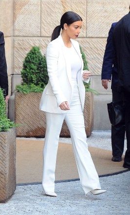 Sarah Michelle Gellar’s White Suit In Milan: Outfit Photos – Hollywood Life