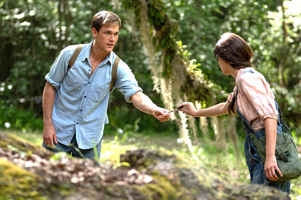 WHERE THE CRAWDADS SING, from left: Taylor John Smith, Daisy Edgar-Jones, 2022. photo: Michele K. Short / © Sony Pictures Entertainment / Courtesy Everett Collection