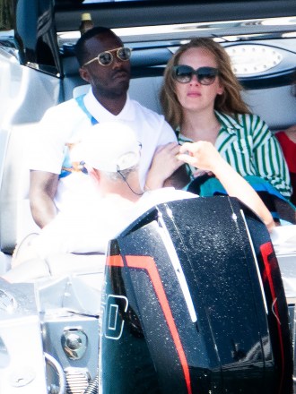 EXCLUSIVE: Adele and boyfriend Rich Paul enjoying a trip on a five-engine boat in Sardinia.  24 Jul 2022 Pictured: Adele;  Rich Paul.  Photo credit: MEGA TheMegaAgency.com +1 888 505 6342 (Mega Agency TagID: MEGA880875_006.jpg) [Photo via Mega Agency]