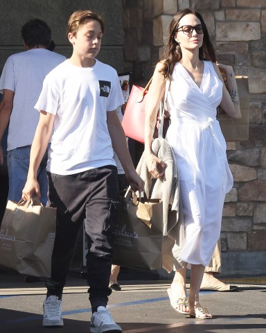 Los Feliz, CA - *EXCLUSIVE* - Angelina Jolie is looking radiant in a white dress as she leaves the grocery store in Los Feliz with her son Knox, 14. Knox is quite the helper carrying the bags of groceries for mom as they return to their car.Pictured: Angelina Jolie, Knox Jolie-PittBACKGRID USA 15 AUGUST 2022 USA: +1 310 798 9111 / usasales@backgrid.comUK: +44 208 344 2007 / uksales@backgrid.com*UK Clients - Pictures Containing ChildrenPlease Pixelate Face Prior To Publication*