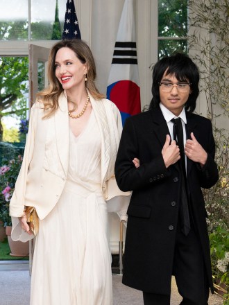 Angelina Jolie ve Maddox Jolie-Pitt, Güney Kore Devlet Başkanı Yoon Suk Yeol ve Güney Kore First Lady'si Kim Keon Hee onuruna ABD Başkanı Joe Biden ve First Lady Jill Biden'ın ev sahipliğinde Washington, DC'deki Beyaz Saray'da düzenlenen devlet yemeğine katılmak üzere geldiler. ABD, 26 Nisan 2023 Çarşamba. ABD, Güney Kore'ye nükleer tehditlere karşı sağladığı caydırıcılığı güçlendirerek, Seul'den kendi atom cephaneliğini sürdürmeme taahhütlerini yerine getirme taahhüdünü güvence altına alacak.  Başkan Biden, Güney Kore Devlet Başkanı Yoon Suk Yeo'yu Beyaz Saray'da Ağırladı, Washington, Amerika Birleşik Devletleri - 26 Nisan 2023