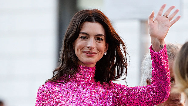 Anne Hathaway chisporrotea con un minivestido rosa de lentejuelas en el show de Valentino en Roma: fotos