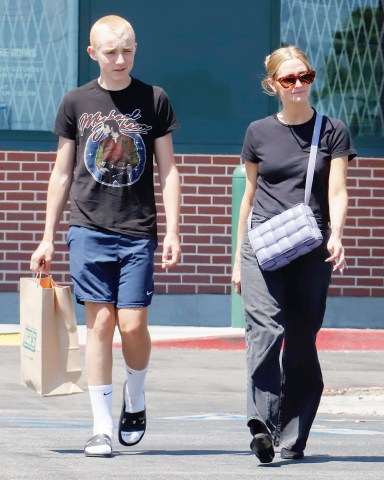 Ashlee Simpson seen out shopping at Dick's Sporting Goods with son Bronx in Los Angeles. 26 Jul 2022 Pictured: Ashlee Simpson shopping with Bronx in Los Angeles. Photo credit: MEGA TheMegaAgency.com +1 888 505 6342 (Mega Agency TagID: MEGA881483_002.jpg) [Photo via Mega Agency]