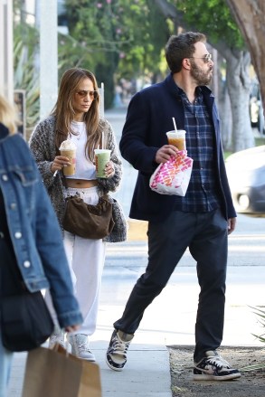 *EXCLUSIVE* Los Angeles, CA - Ben Affleck and Jennifer Lopez were out and about with their kids in Brentwood on Saturday, and they made a pit stop at Big 5 Sporting Goods to pick up some new gear. They were also spotted grabbing drinks and snacks from Dunkin' Donuts. Pictures were taken on 10/29/22. Pictured: Jennifer Lopez BACKGRID USA 1 NOVEMBER 2022 BYLINE MUST READ: Vasquez / BACKGRID USA: +1 310 798 9111 / usasales@backgrid.com UK: +44 208 344 2007 / uksales@backgrid.com *UK Clients - Pictures Containing Children Please Pixelate Face Prior To Publication*