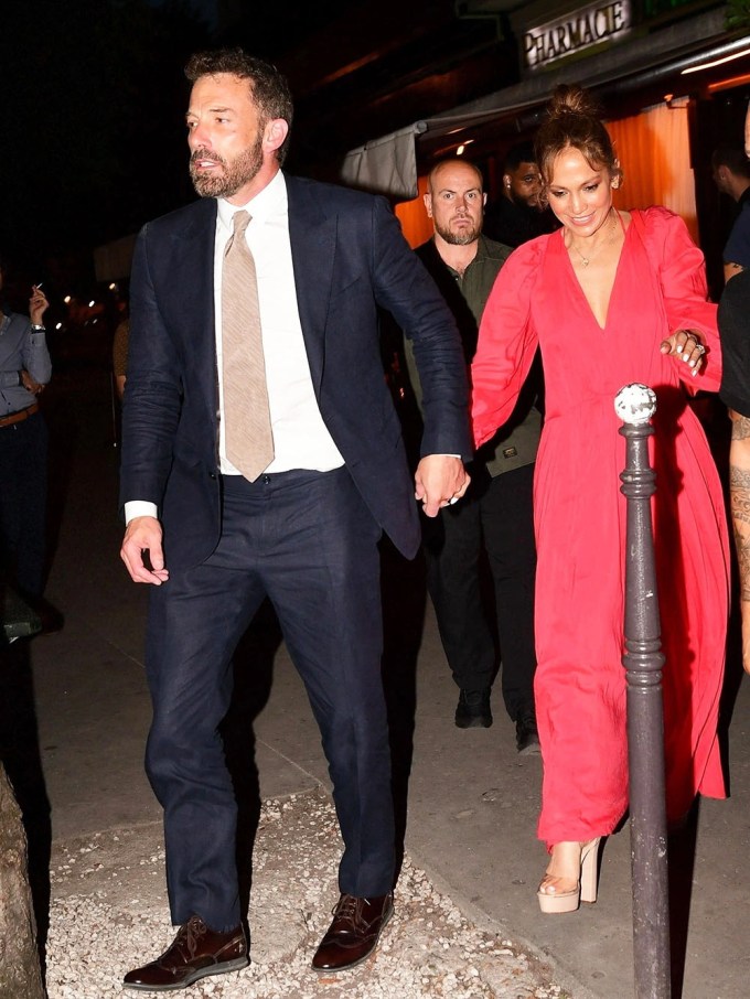 Jennifer Lopez & Ben Affleck Hold Hands At Paris Restaurant