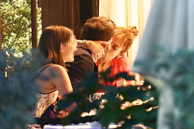 Jennifer Lopez & Ben Affleck Making Out At Paris Dinner