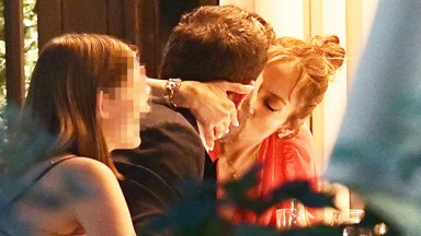 Jennifer Lopez ve Ben Affleck Paris'te Menekşe Önünde Öpüştü - Hollywood Life