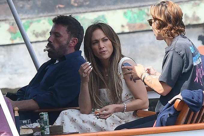 Jennifer Lopez & Ben Affleck Snack In Paris