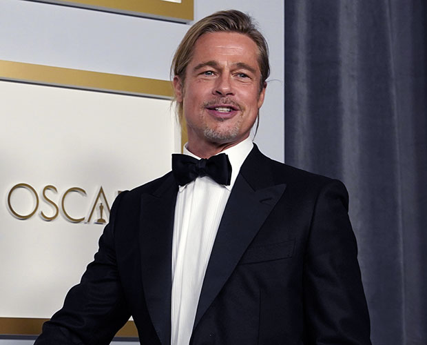 Brad Pitt Reveals Chipped Tooth On Red Carpet For ‘Bullet Train ...