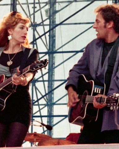 American rock star Bruce Springsteen sings with Patti Scialfa June 20,1988 on the stage during his concert in Vincennes, a suburb of Paris. They are reported to be romantically involved
Springsteen Tour, PARIS, France