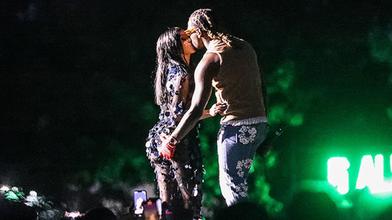 Cardi B & Offset Kiss On Stage At Wireless Festival: Photos – Hollywood ...